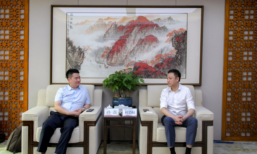西安投資控股黨委書記、董事長(zhǎng)杜巖岫會(huì)見西南證券江蘇分公司副總經(jīng)理一行